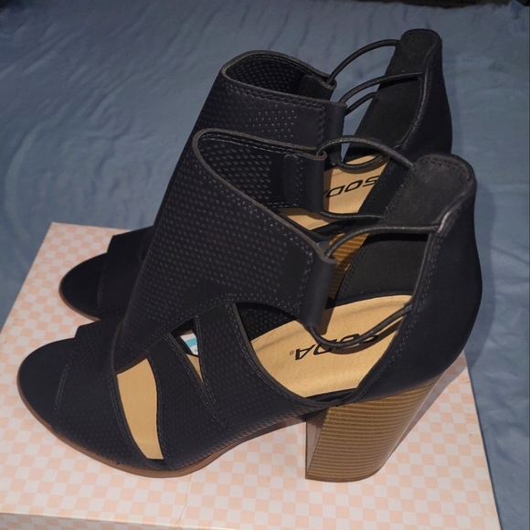 Open Toe Heeled Sandal Size 10 - Picture 1 of 2